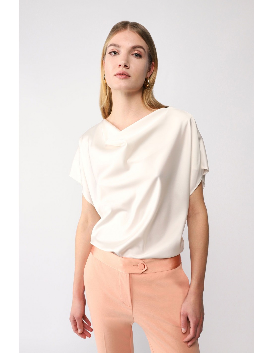 Imperial Femme tshirt en satin a col benitier coloris cammello