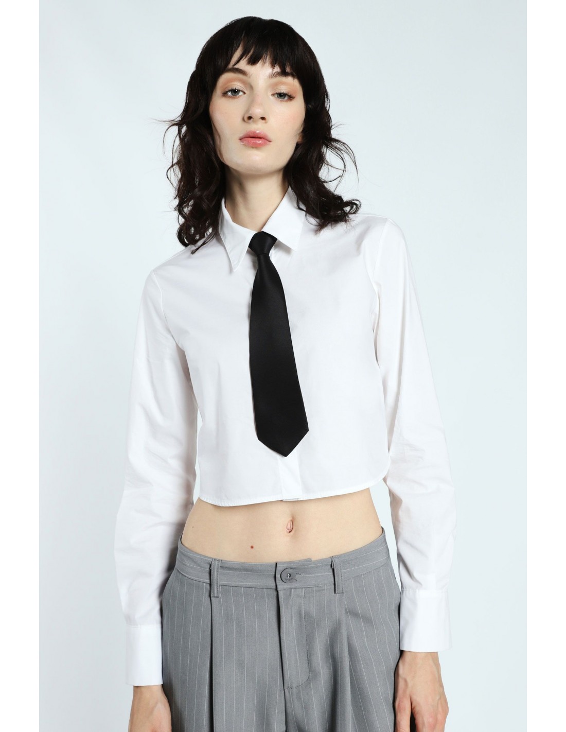 https://www.imperial-lyon.fr/28400-thickbox_default/imperial-femme-chemise-blanche-longueur-courte-avec-cravate-noire.jpg