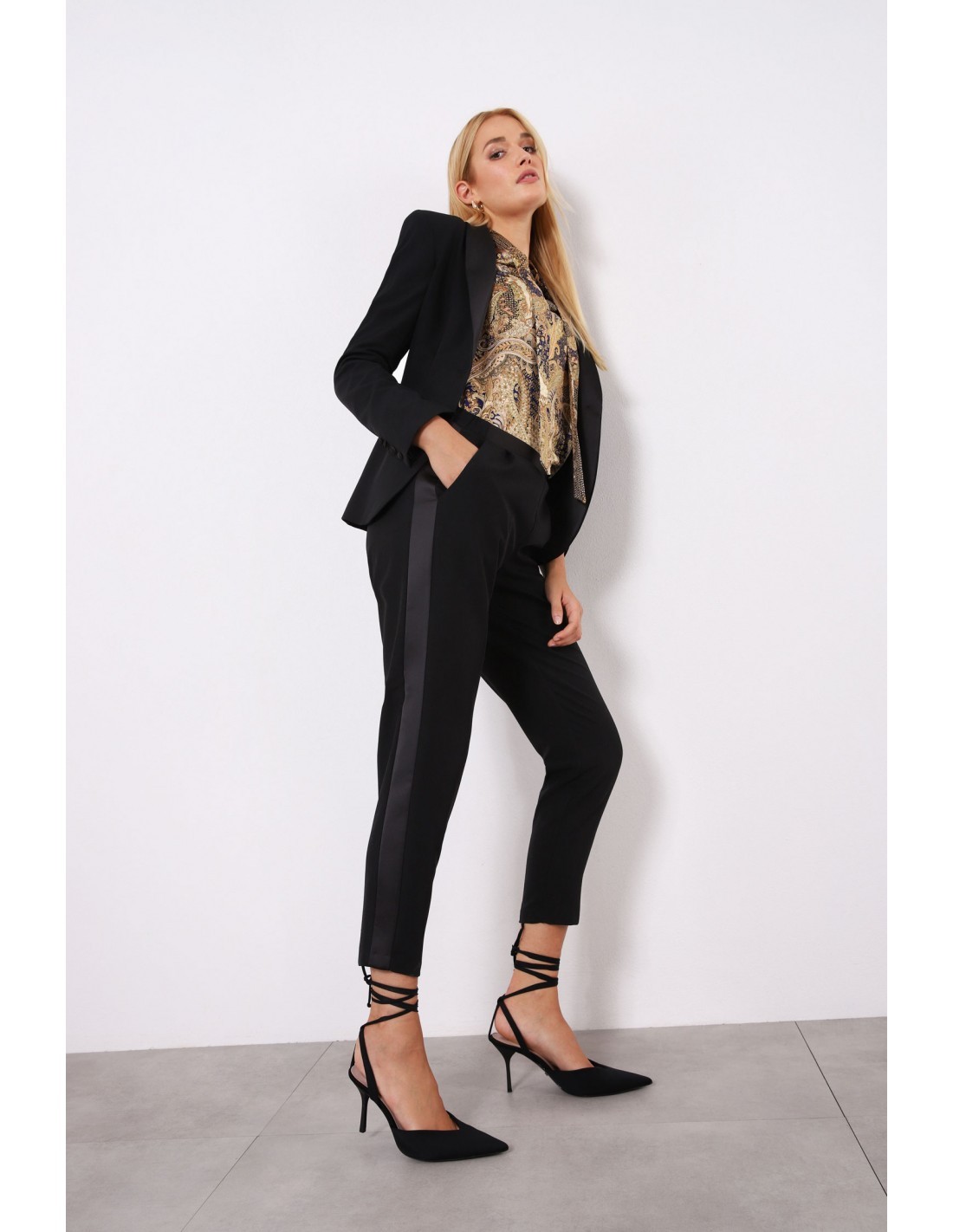 Imperial Femme pantalon de smoking forme carotte et galon satin