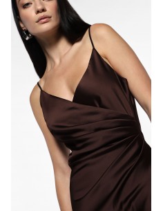 Imperial Femme robe satin Chocolat mi-longue à brides avec drapé et fente Imperial Femme robe satin Chocolat mi-longue à brides avec drapé et fente