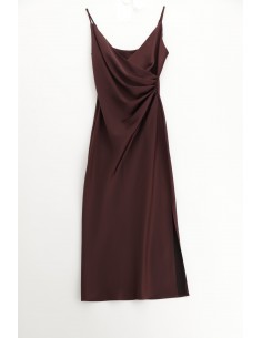 Imperial Femme robe satin Prune mi-longue à brides avec drapé et fente Imperial Femme robe satin Prune mi-longue à brides avec drapé et fente