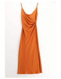 Imperial Femme robe mi-longue à brides avec drapé et fente en satin Orange Imperial Femme robe mi-longue à brides avec drapé et fente en satin Orange