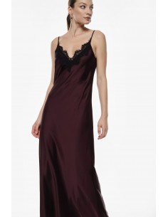 Imperial Femme Robe en satin Prune et detail en dentelle noire Imperial Femme Robe en satin Prune et detail en dentelle noire