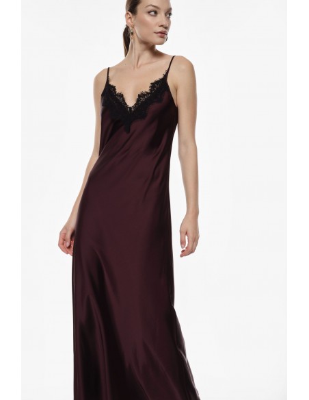 Imperial Femme Robe en satin Prune et detail en dentelle noire Imperial Femme Robe en satin Prune et detail en dentelle noire