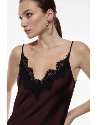 Imperial Femme Robe en satin Prune et detail en dentelle noire Imperial Femme Robe en satin Prune et detail en dentelle noire