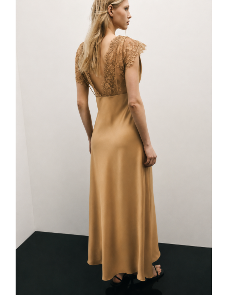 Robe longue Beige satiné à dentelle et fente latérale Imperial Femme