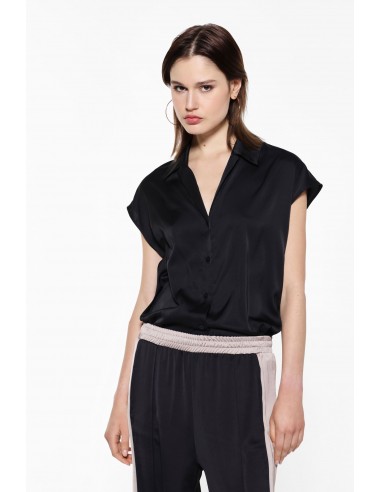 Chemisier manches courtes en crêpe satin noir, de face – Imperial Femme
