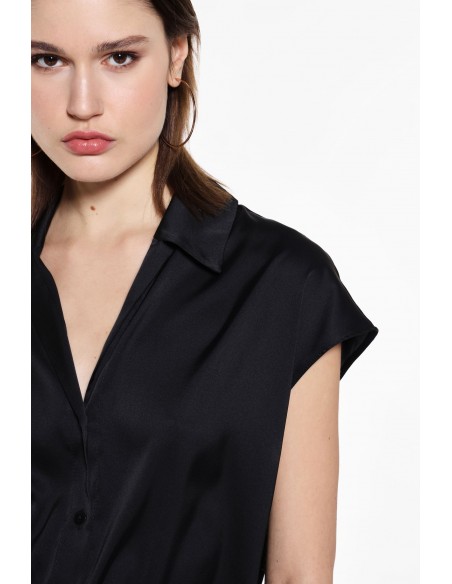 Chemisier manches courtes en crêpe satin noir, detail de col – Imperial Femme
