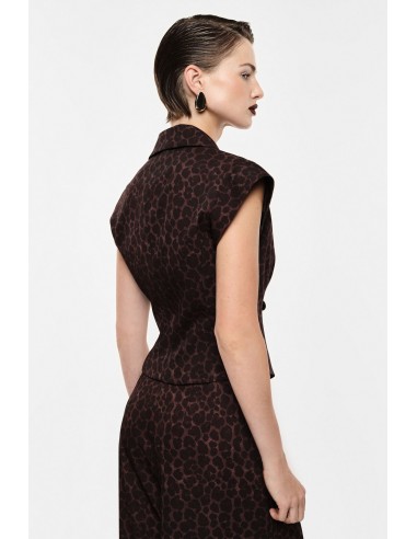 Détail col cranté et fermeture croisée deux boutons gilet panthère Imperial Femme