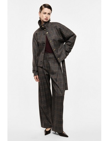 Tailleur prince de galles gris et camel porté de face, veste ceinturée et pantalon palazzo – Imperial Femme