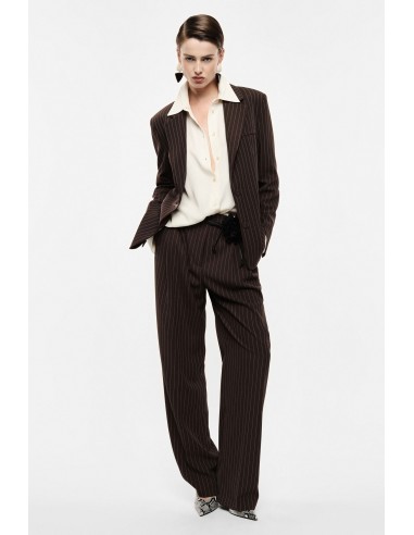 Pantalon raye jambe large marron ceinture fleur Imperial Femme vue face en tailleur