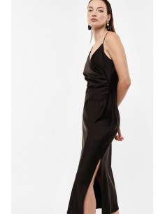 Robe de soirée fourreau drapée en crêpe satin marron vue de coté – Imperial Femme