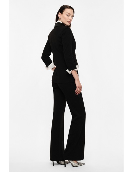 Tailleur de smoking flare en crêpe noir avec finitions satin vue coté - Imperial