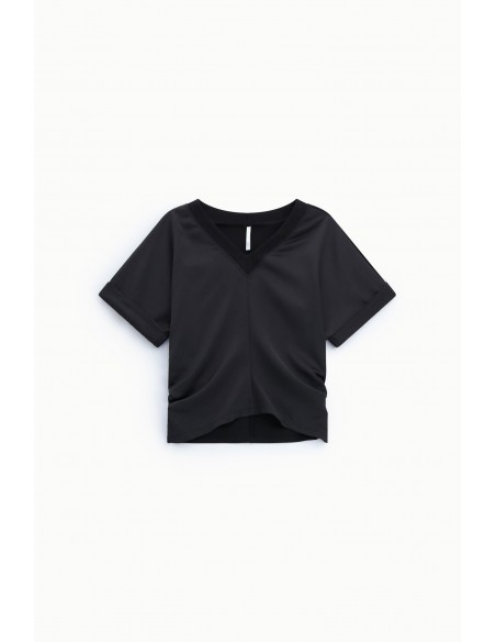 T-shirt col V satin noir Imperial Femme - detail col et couture centrale