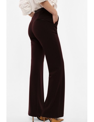 Pantalon de smoking bordeaux flare finition satin vue de coté – Imperial Femme