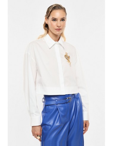 Chemise cropped blanche à broche bijou Imperial Femme, portée de face