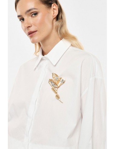 Chemise cropped Imperial Femme, détail de la broche bijou dorée