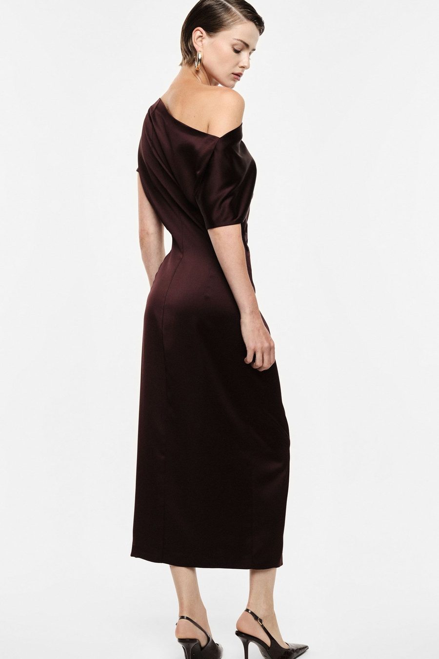 Robe midi en satin prune Imperial, épaules dénudées, pour une cérémonie